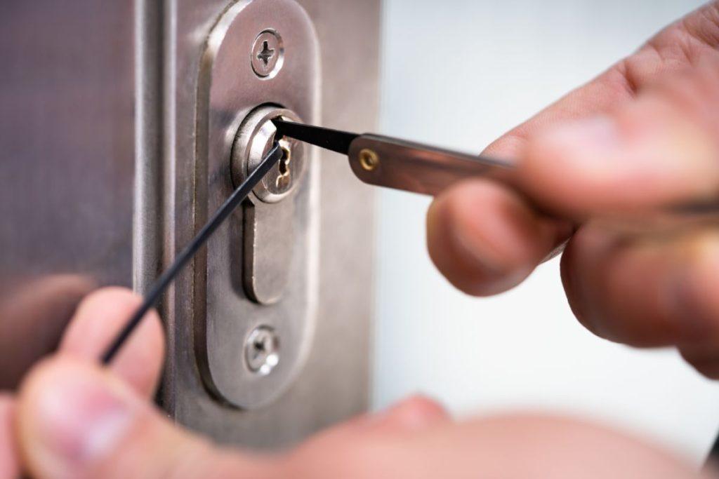 deblocări uși metalice